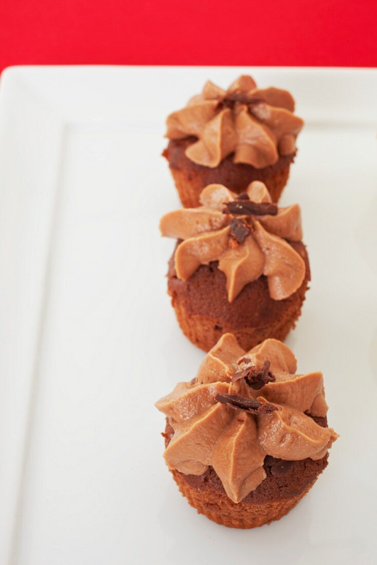 Drei kleine Schokoladen-Karamell-Cupcakes