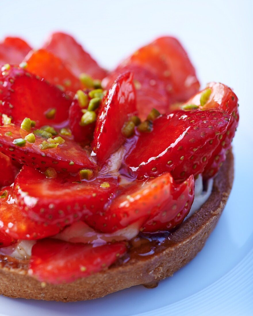 Raspberry tartlet with pistachios