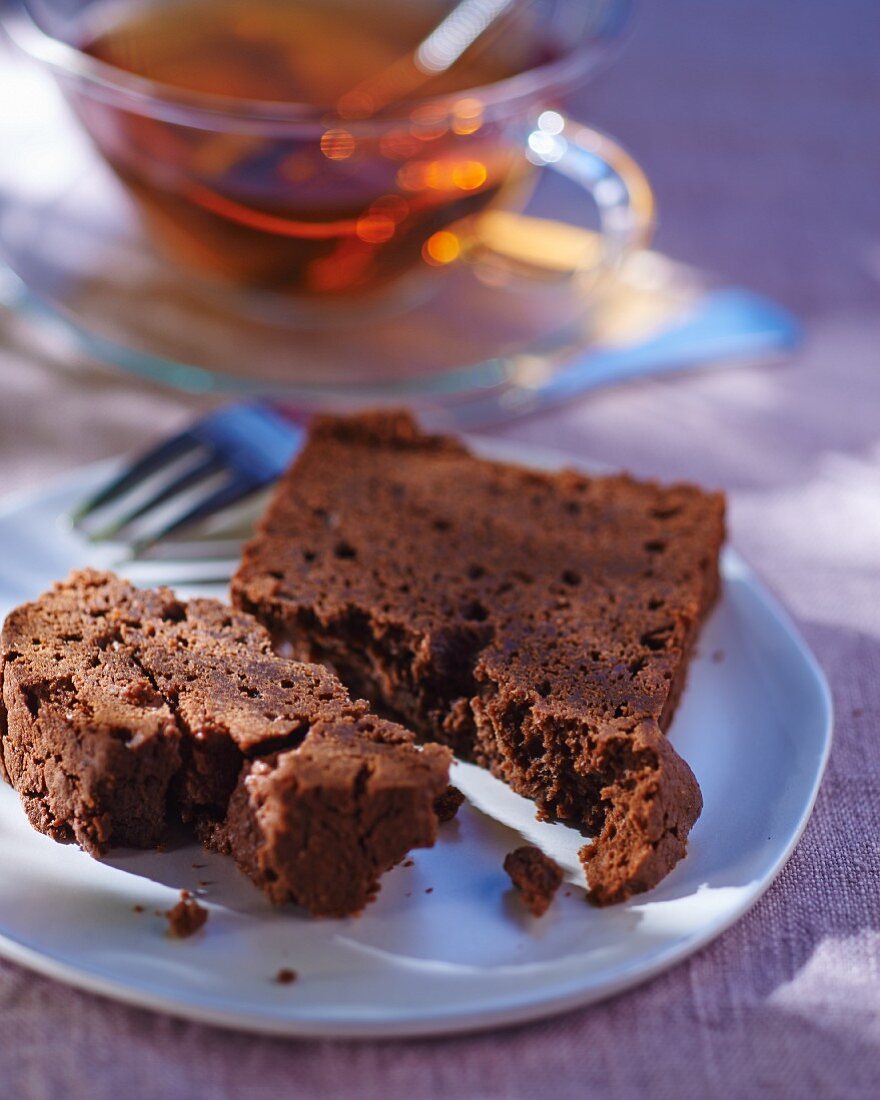 Schokoladenkuchen und Tee