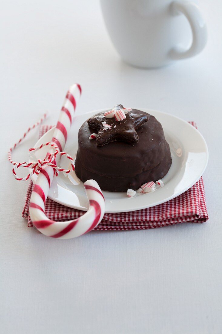 Schokoladentörtchen mit Zuckerstange zu Weihnachten