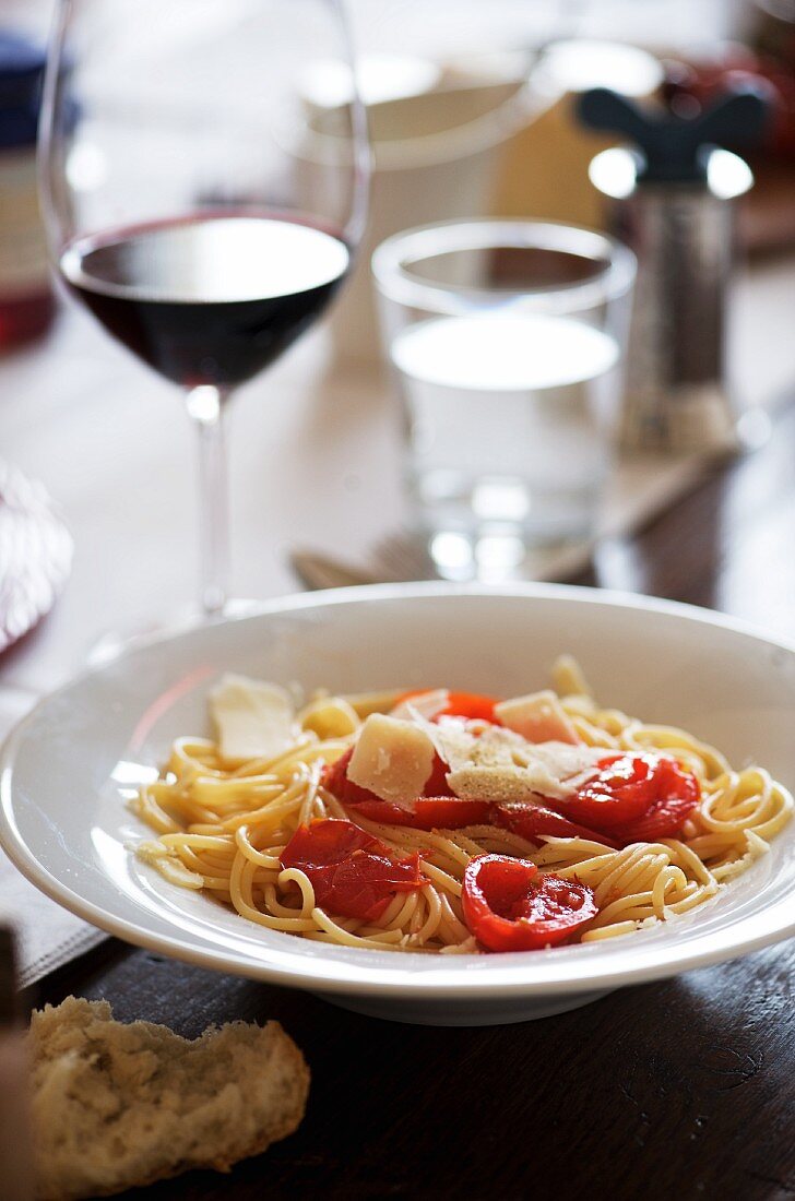 Spaghetti mit Tomaten und Parmesan