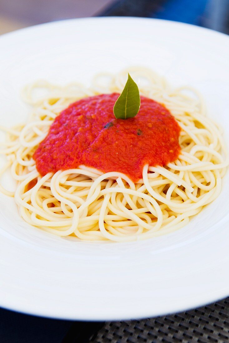 Spaghetti mit Tomatensauce und Lorbeerblatt