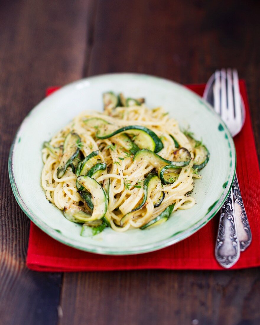 Spaghetti carbonara with courgette