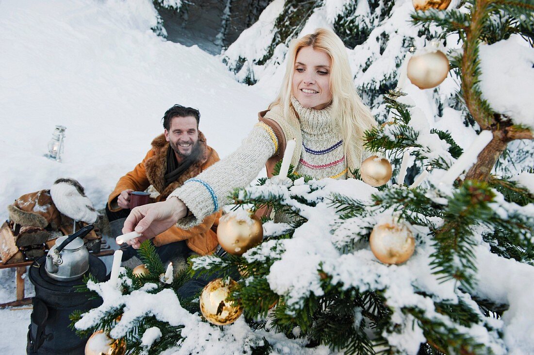 Pärchen feiert Weihnachten im verschneiten Wald