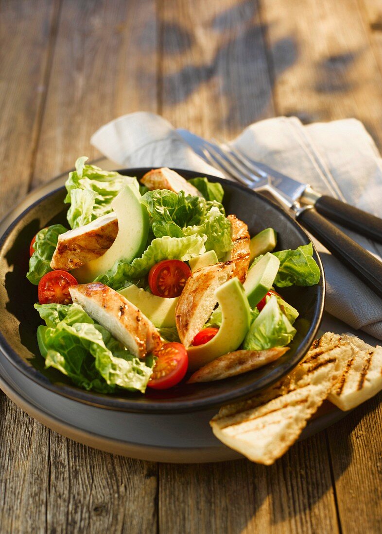 Blattsalat mit Hähnchen, Avocado und Tomaten