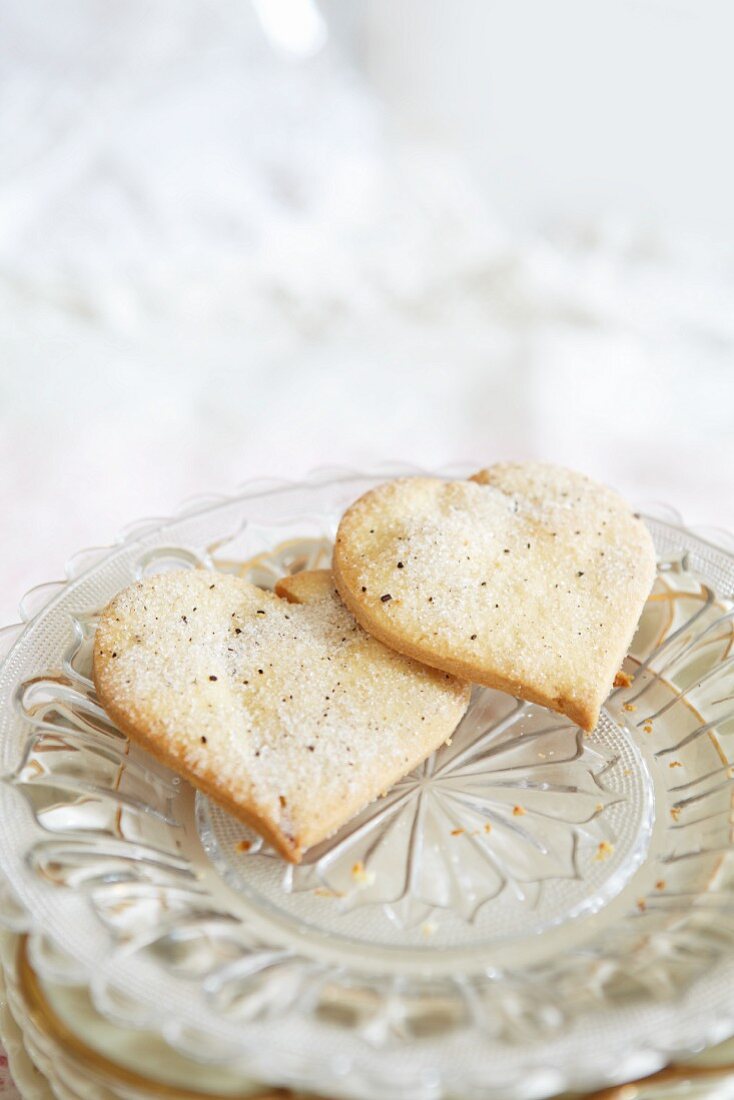 Zwei Herzplätzchen mit Vanillezucker