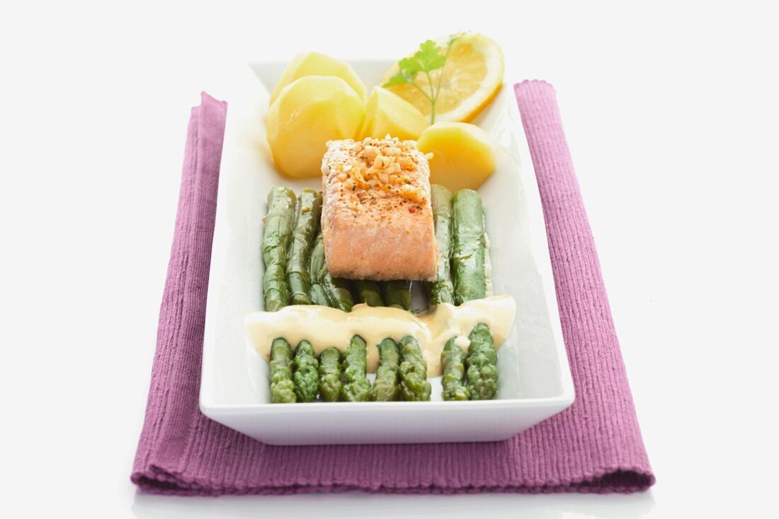 Salmon with asparagus, hollandaise sauce and boiled potatoes