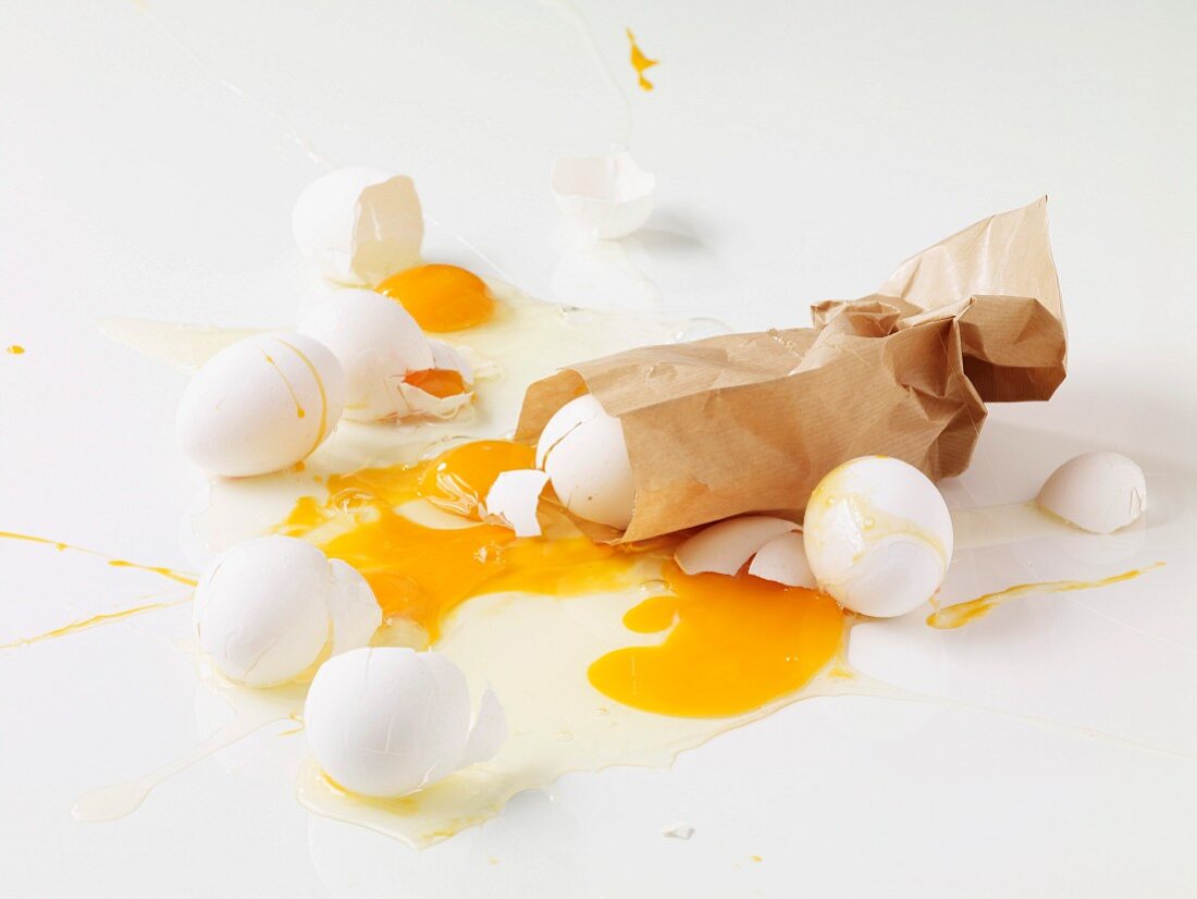 Zerbrochene Eier mit brauner Papiertüte