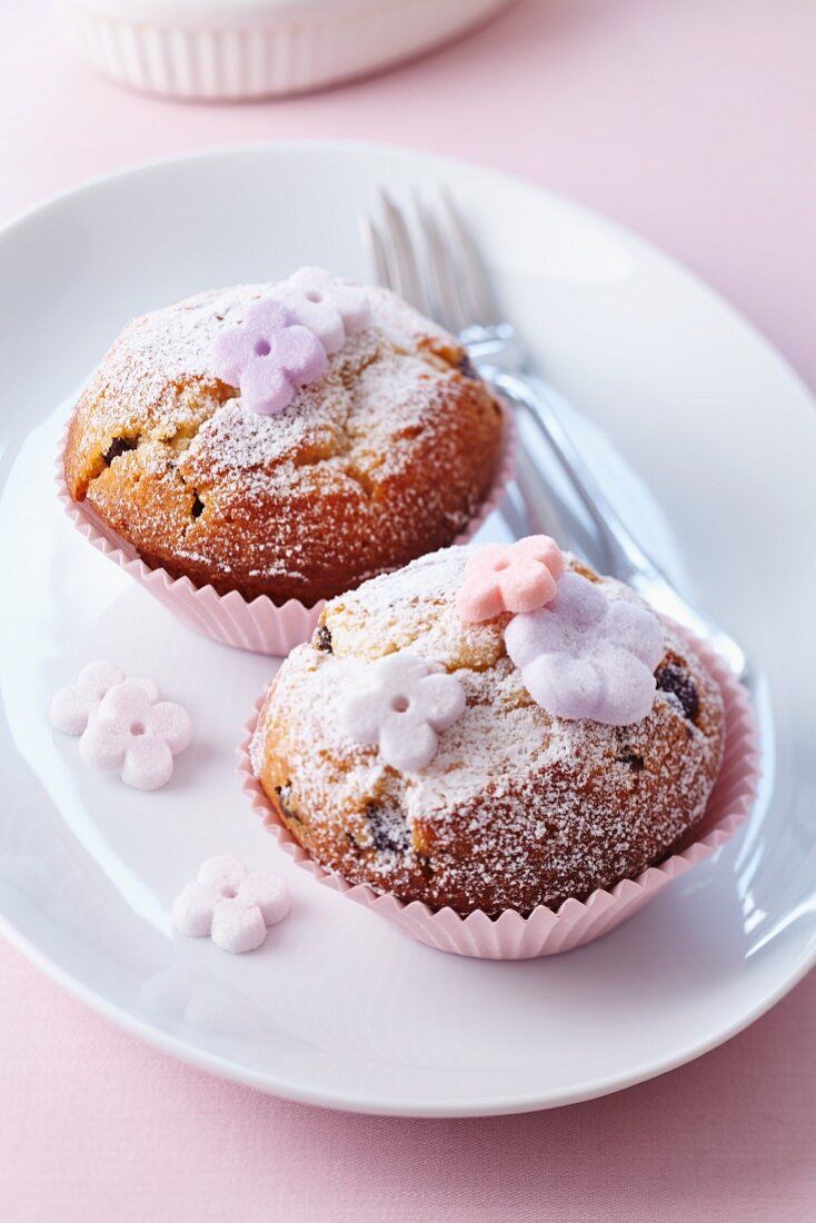 Muffins with icing sugar and sugar flowers