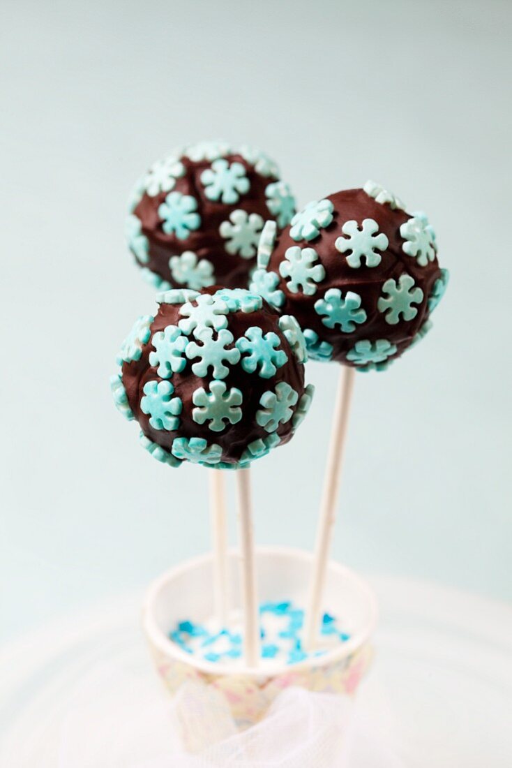 Cake Pops mit blauen Zuckerblüten