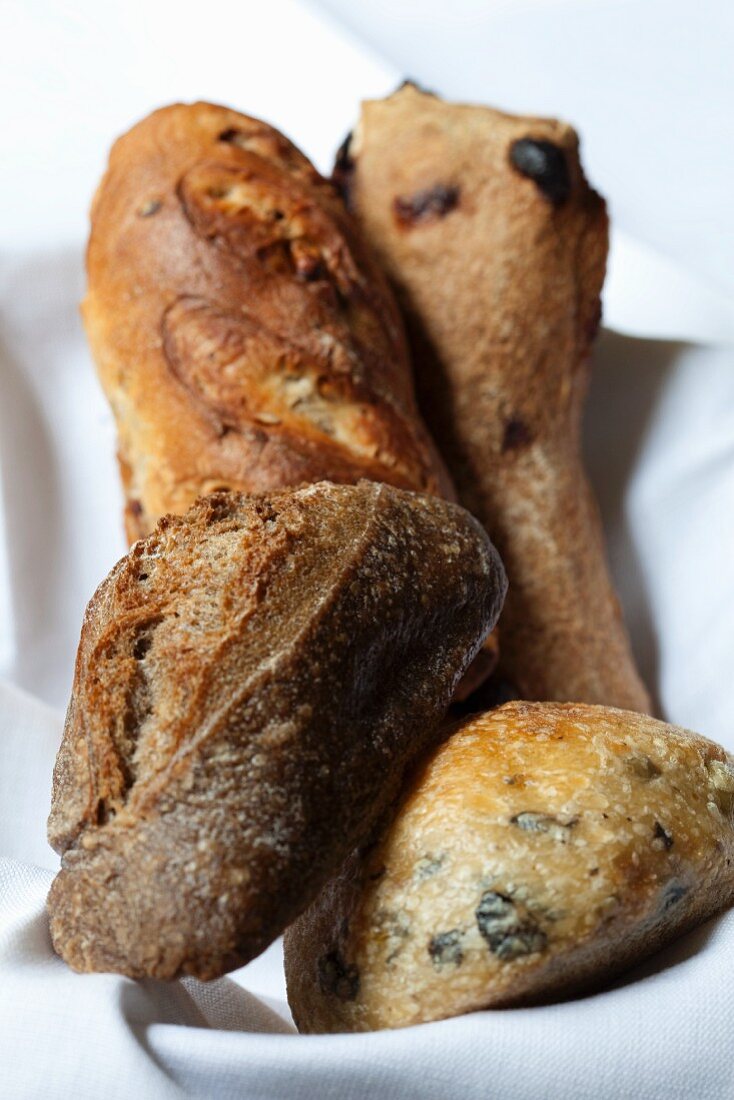 Verschiedene Brötchen im Brotkorb