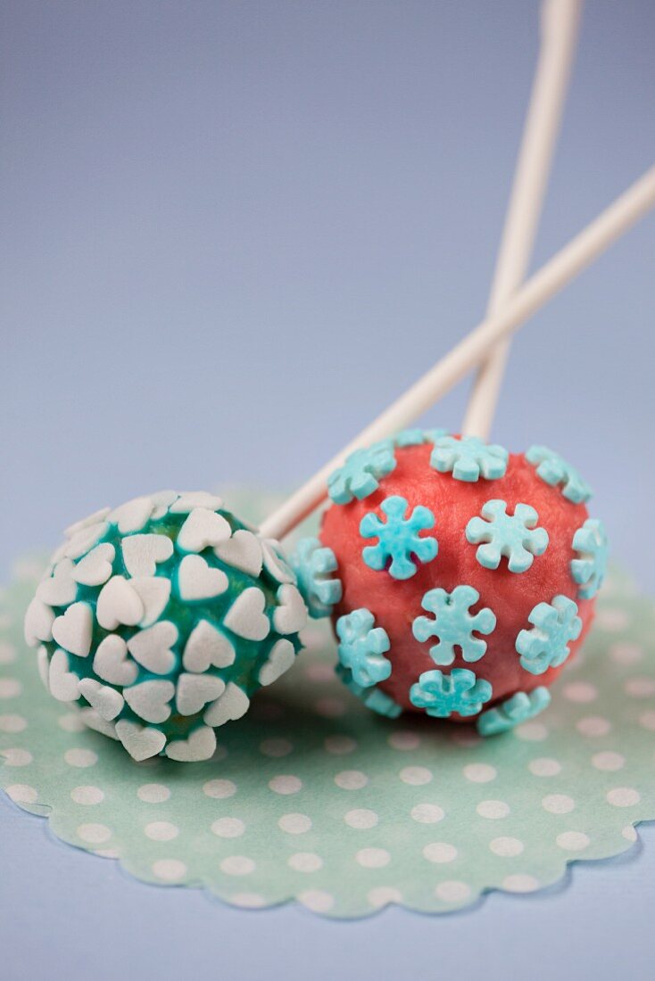 Cake pops with sugar flowers and hearts