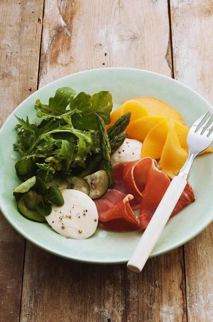 Prosciutto mit Mango, Mozzarella und Blattsalat