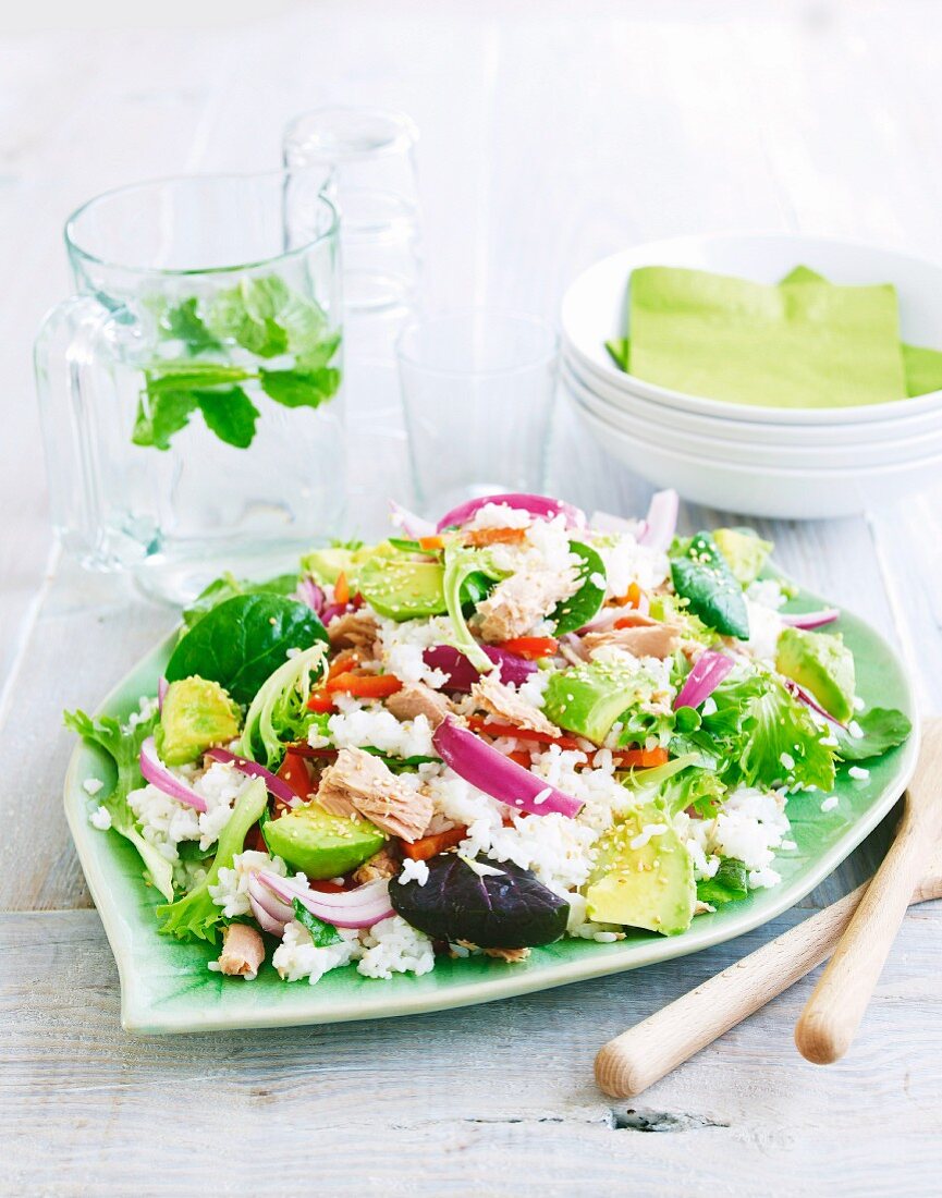 Salat mit Sushireis und Thunfisch