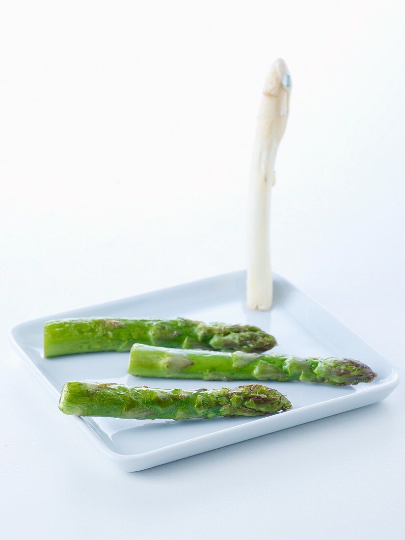 Raw and cooked asparagus with mousseline sauce