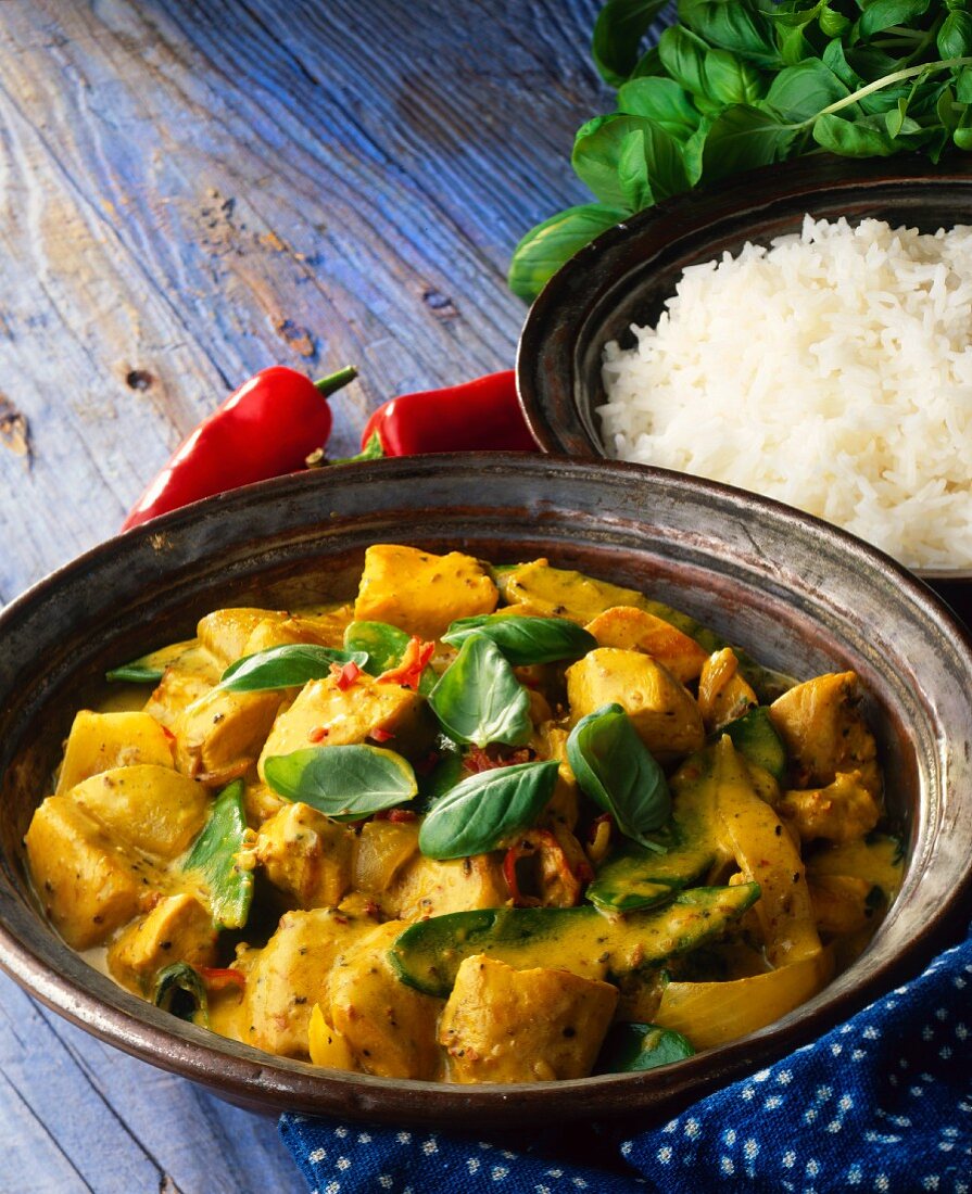Yellow Thai curry with rice