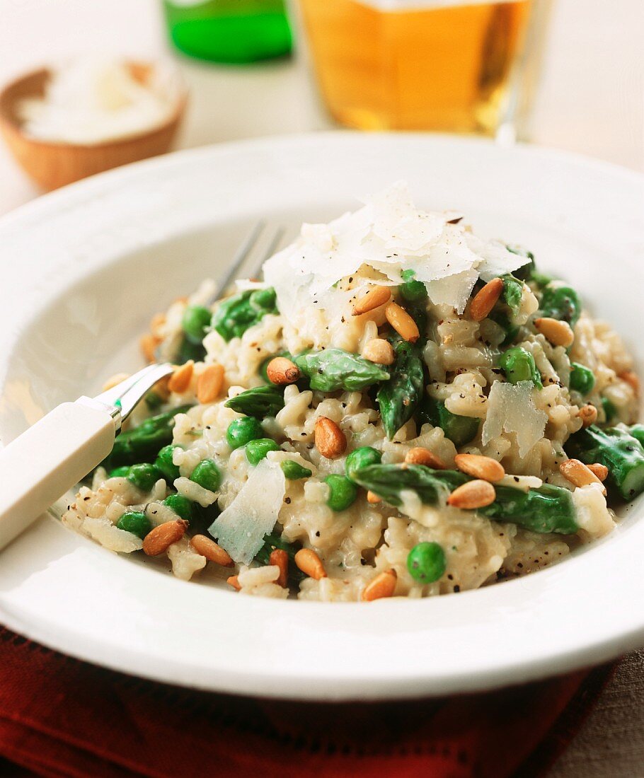 Spargelrisotto mit Erbsen, Pinienkernen und Parmesan