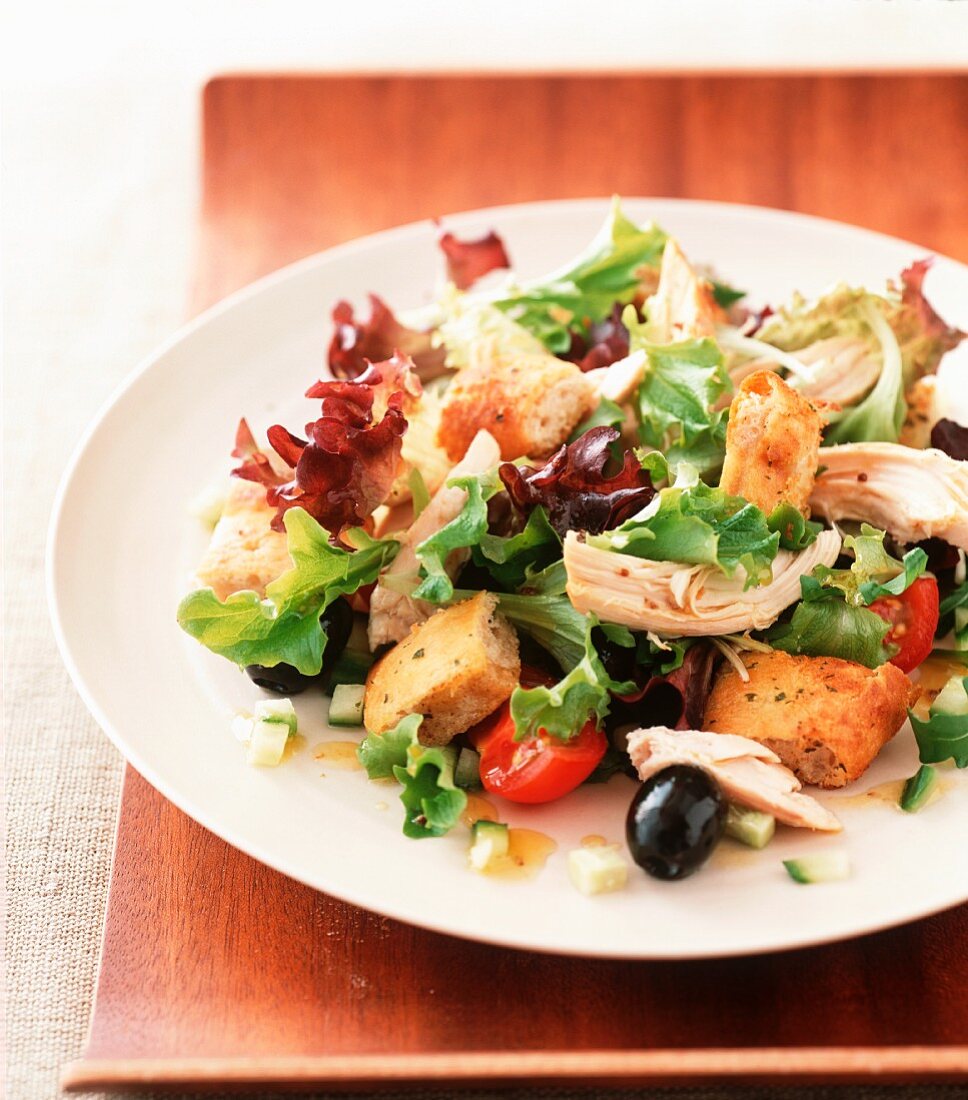 Hähnchensalat mit Kräutercroutons und Oliven