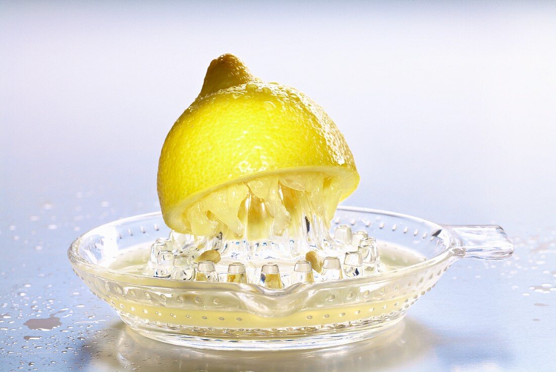 Halbe Zitrone auf Zitruspresse