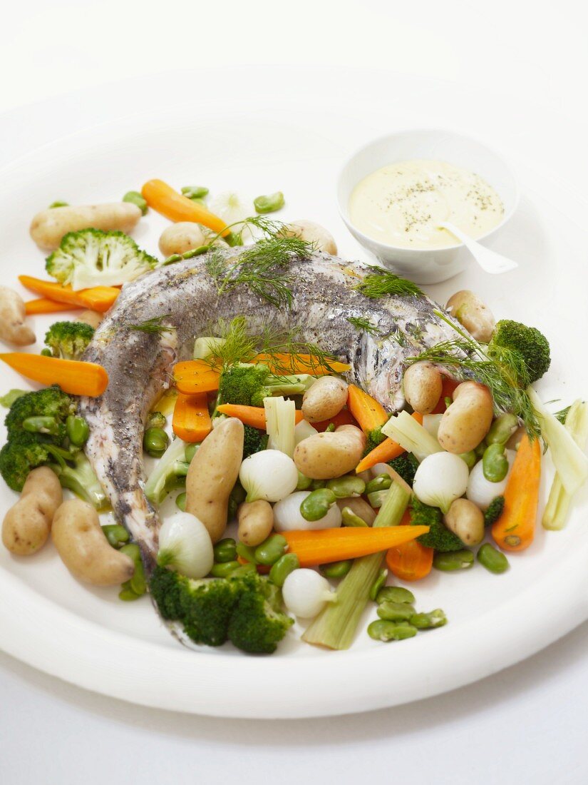 Fisch mit buntem Gemüse und Dip