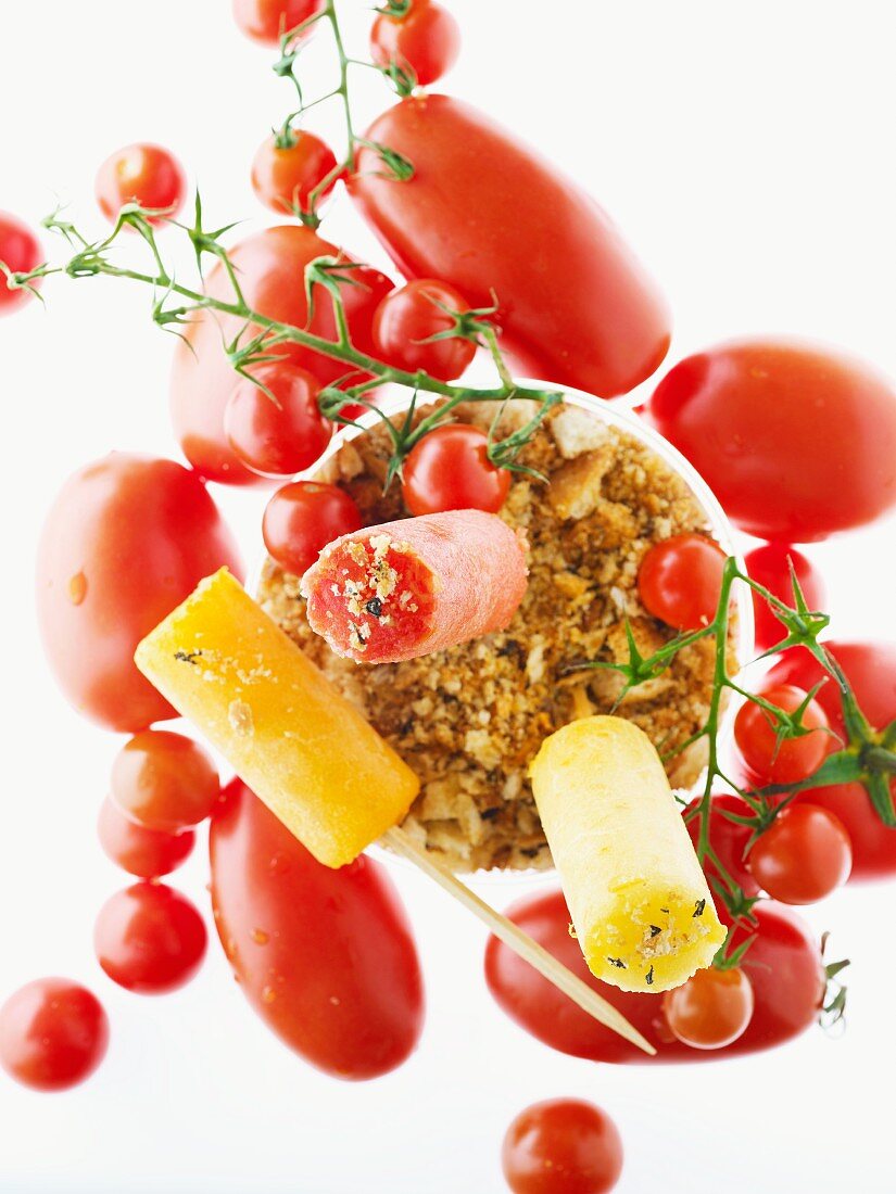 Stillleben mit Tomaten, Brotkrumen und Gazpacho-Eis
