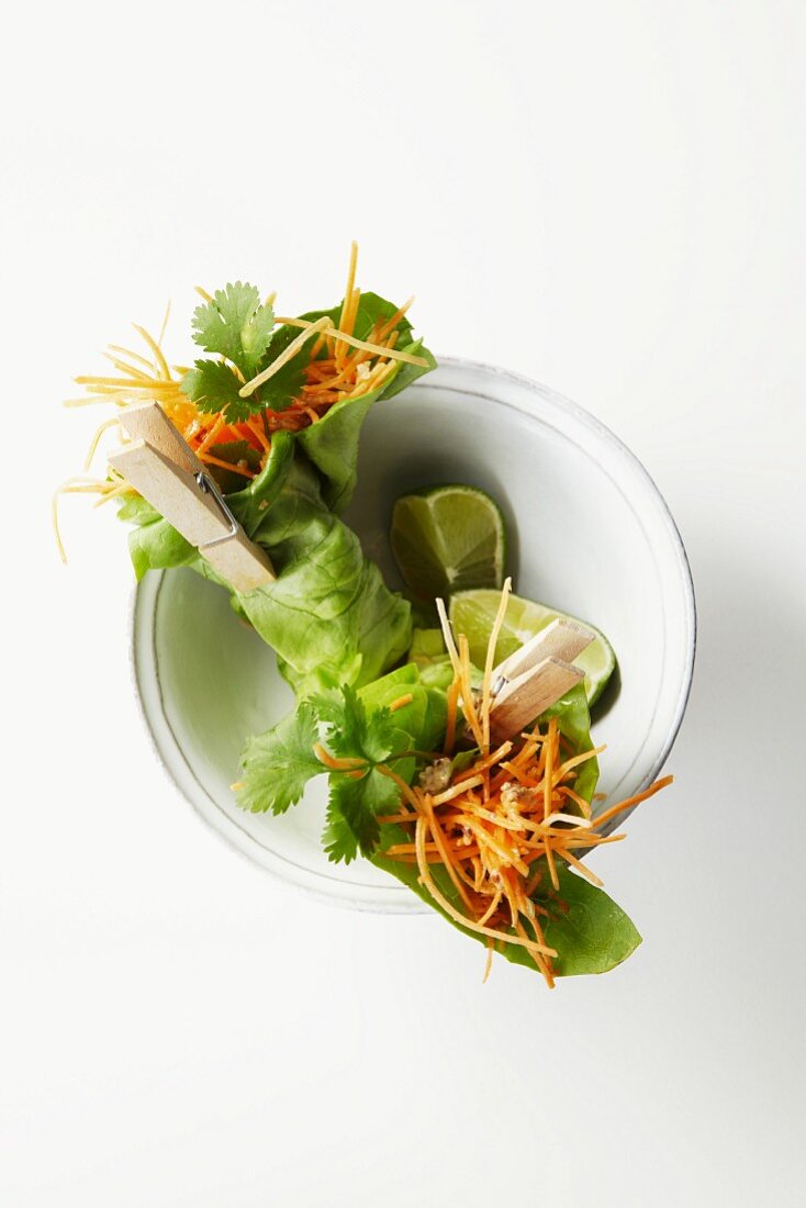 Salat-Röllchen mit Karottenfüllung
