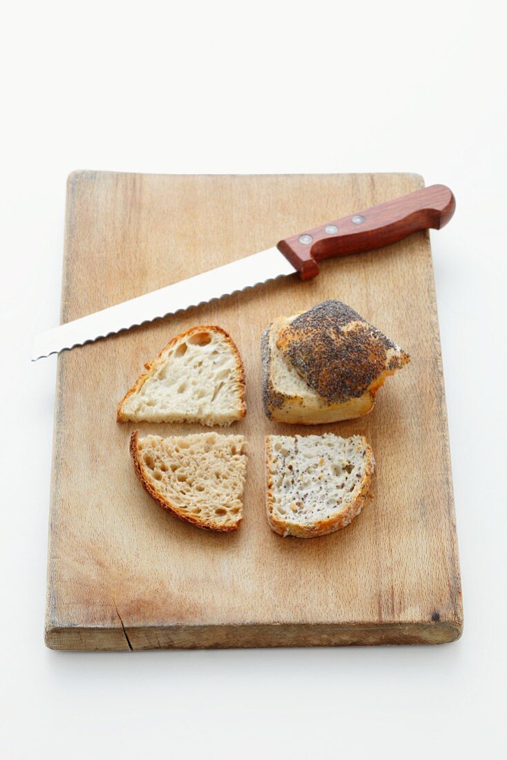 Vier verschiedene Brotsorten (Mohn, Vollkorn, Roggen, Weißbrot)