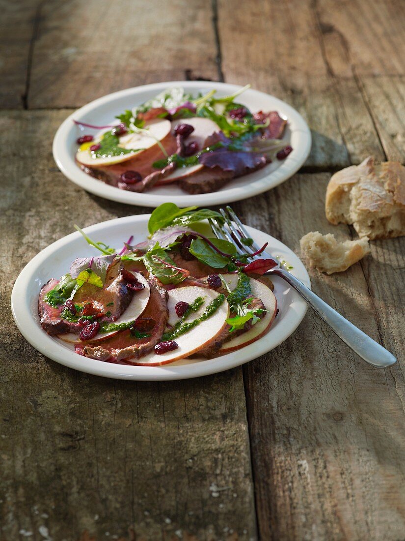 Roastbeefsalat mit Apfel und Cranberries