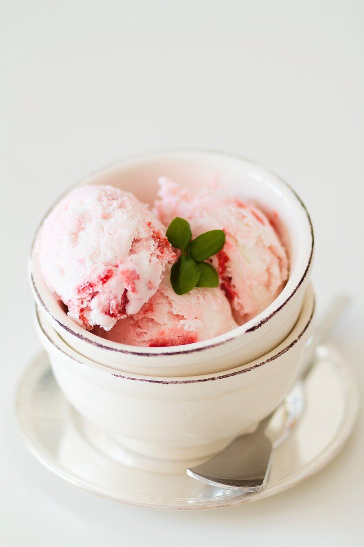 Strawberry ice cream with meringue pieces