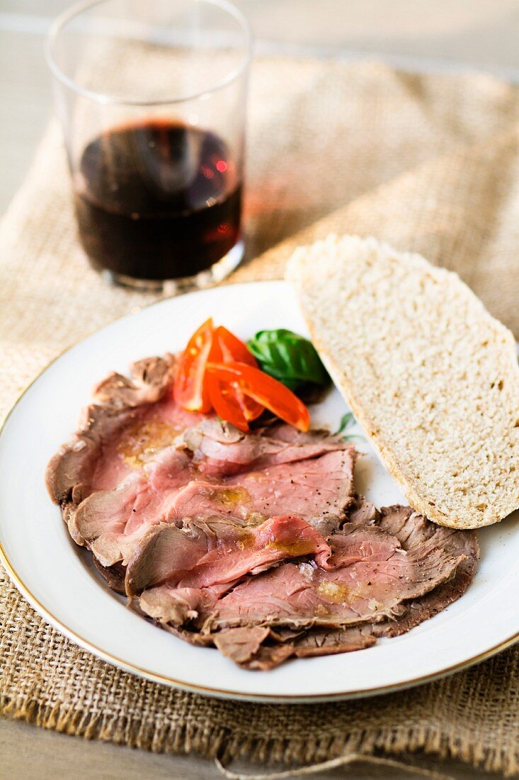 Roast beef with vinaigrette and bread