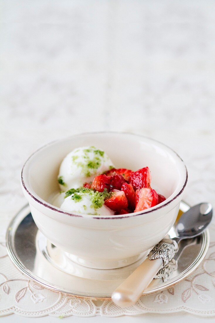 Joghurteis mit Erdbeersalat und Basilikumzucker