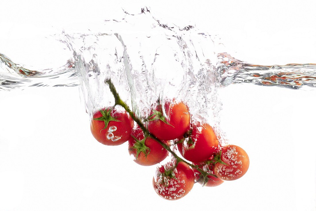 Tomaten fallen ins Wasser