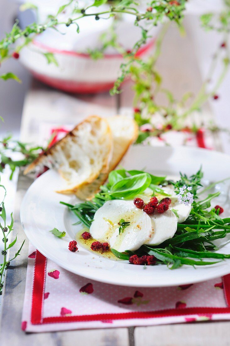 Erdbeerspinatsalat mit Mozzarella