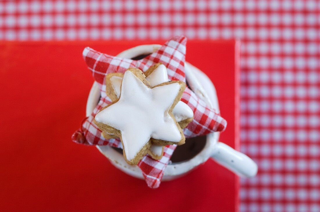 Star-shaped cinnamon biscuits and a fabric star on top of a mug