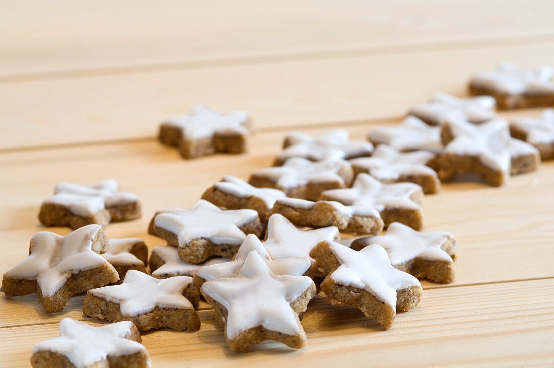 Star-shaped cinnamon biscuits on a wooden surface