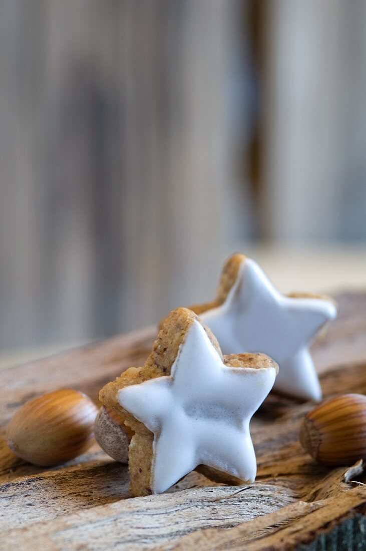 Star-shaped cinnamon biscuits and hazelnuts