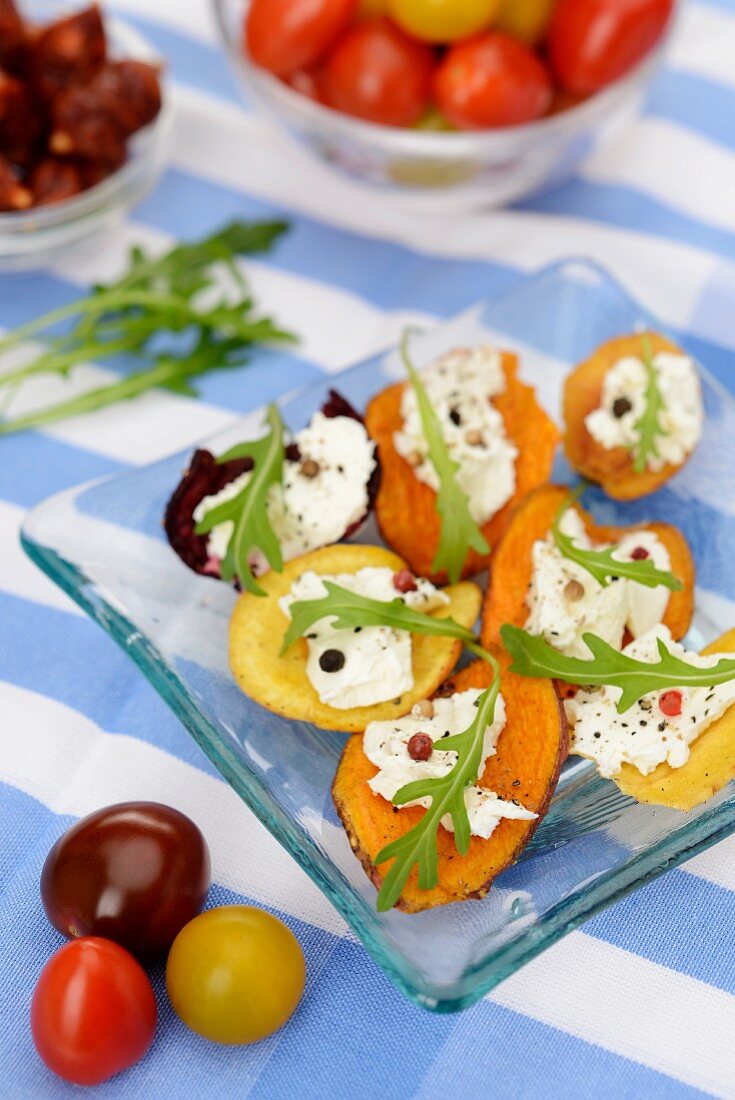 Gemüsechips mit Frischkäse und Rucola