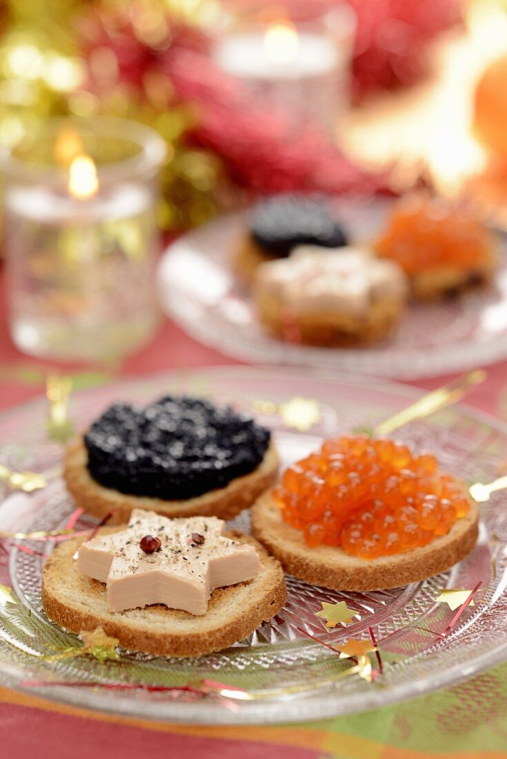Canapés mit Gänseleber und Kaviar zu Weihnachten