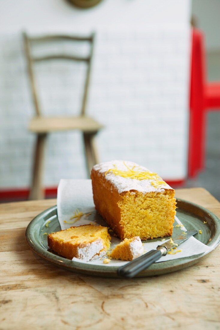 Zitronenkuchen mit Puderzucker, angeschnitten