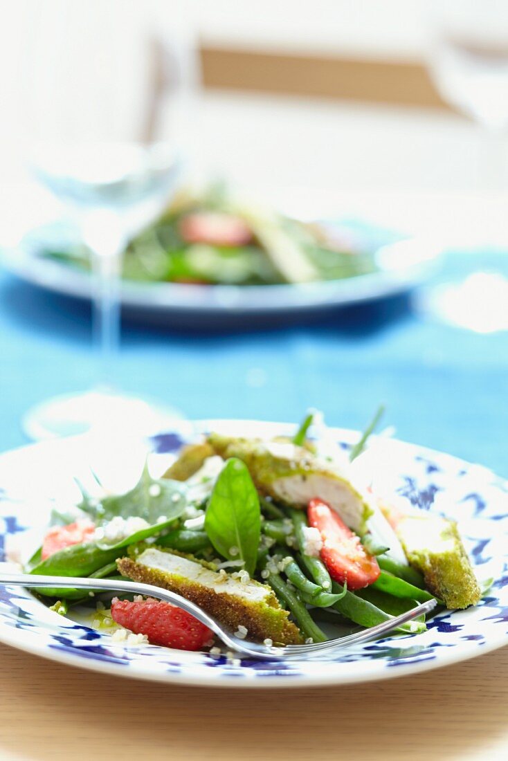 Green bean salad with strawberries and breaded chicken