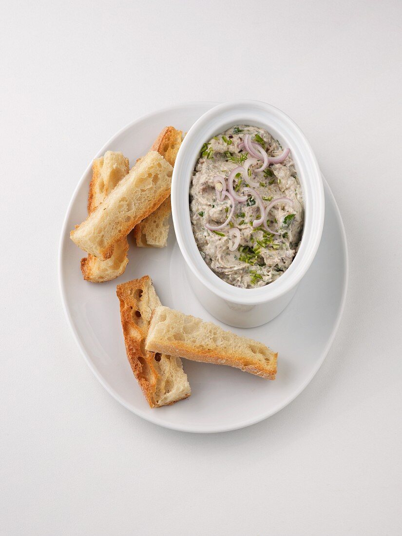 Rillette mit Sardinen, Ziegenkäse, Schalotten und Kräutern