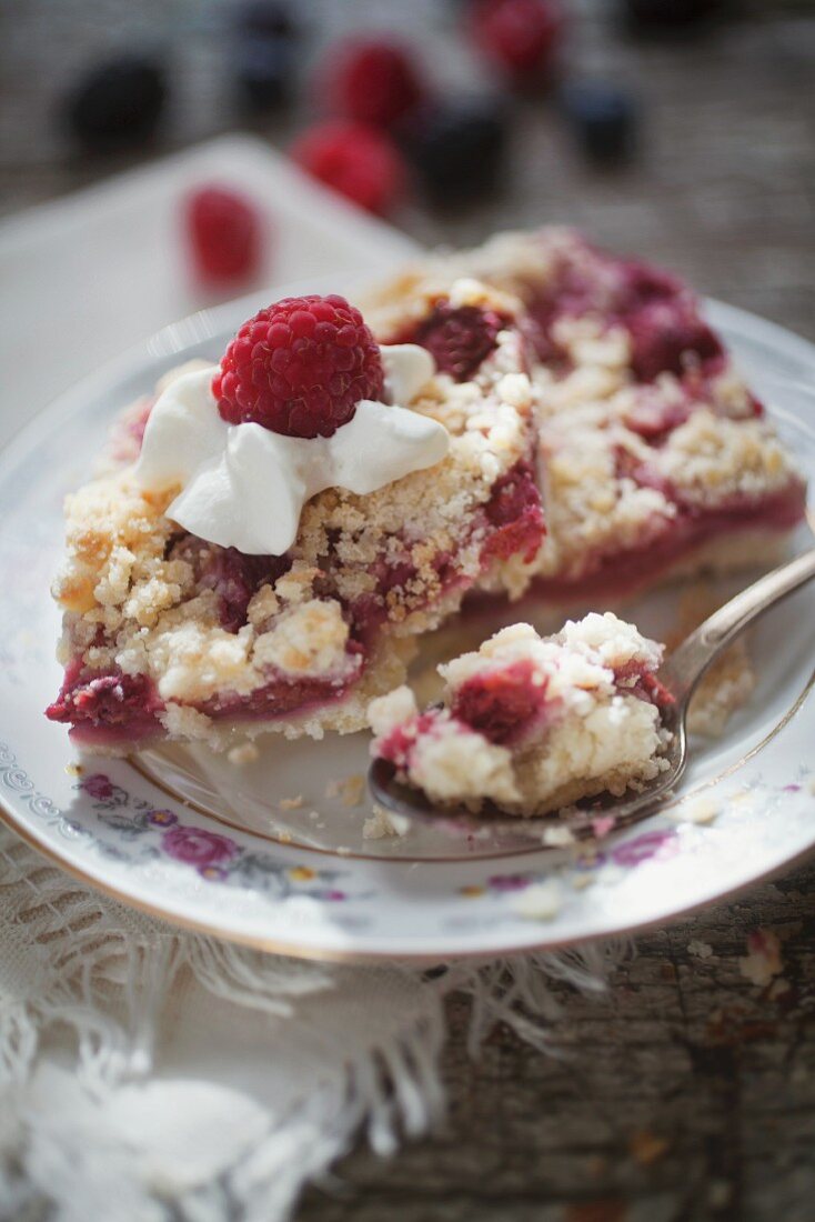 Raspberry crumble cake