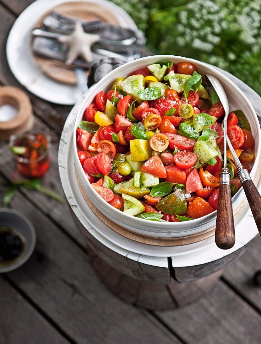 Heirloom Tomatensalat mit Basilikum und Balsamico zum Weihnachtspicknick (Australien)