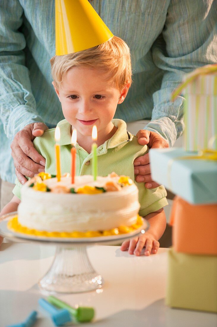 Kind feiert Geburtstag