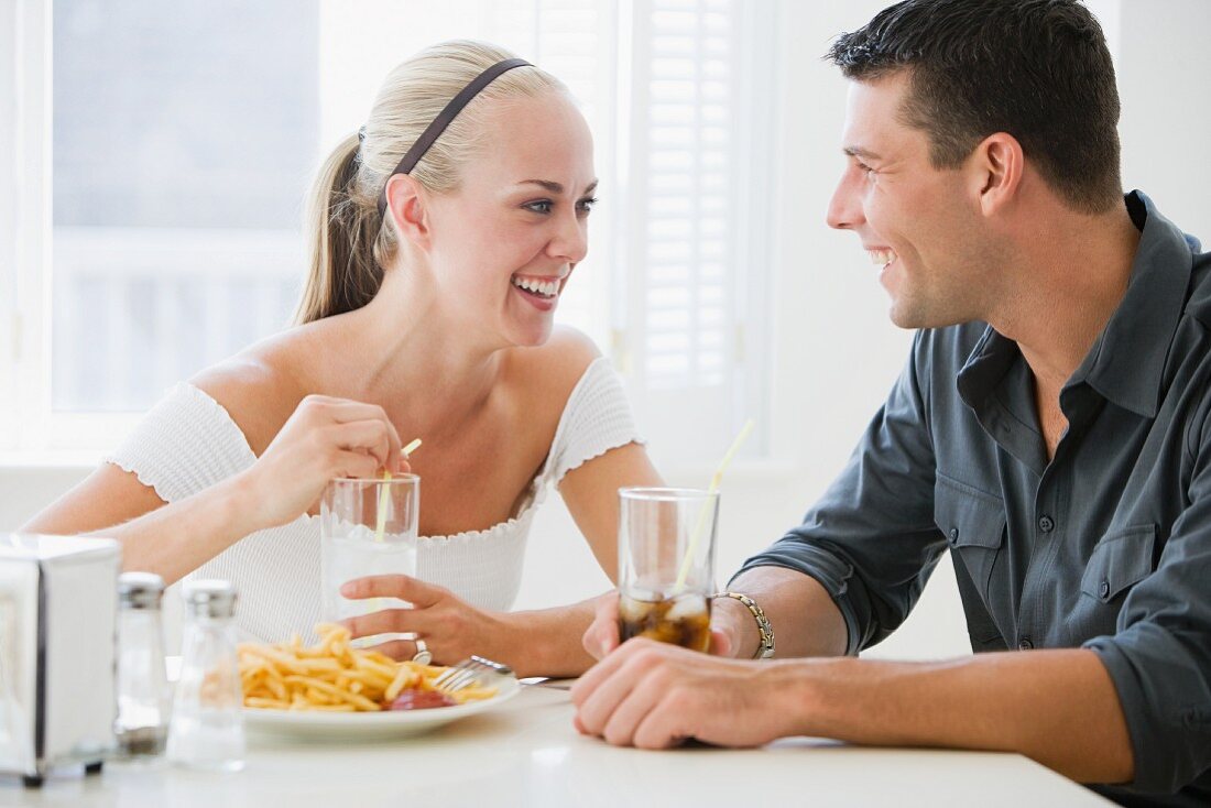 Paar isst im Restaurant