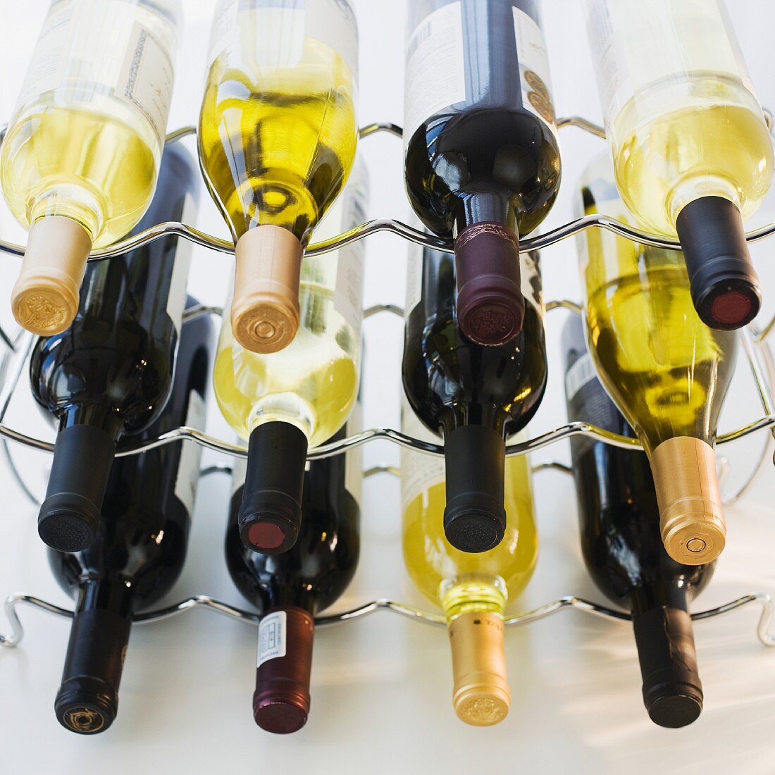 Verschiedene Weinflaschen auf Weinregal