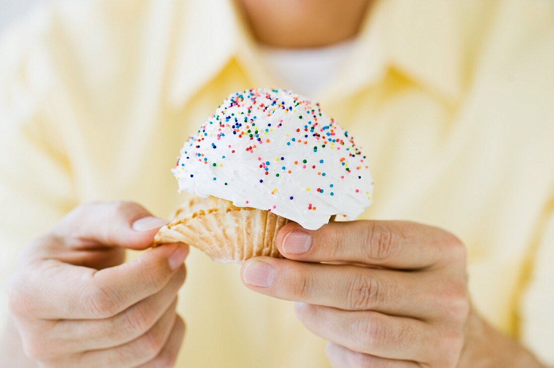 Mann hält Cupcake