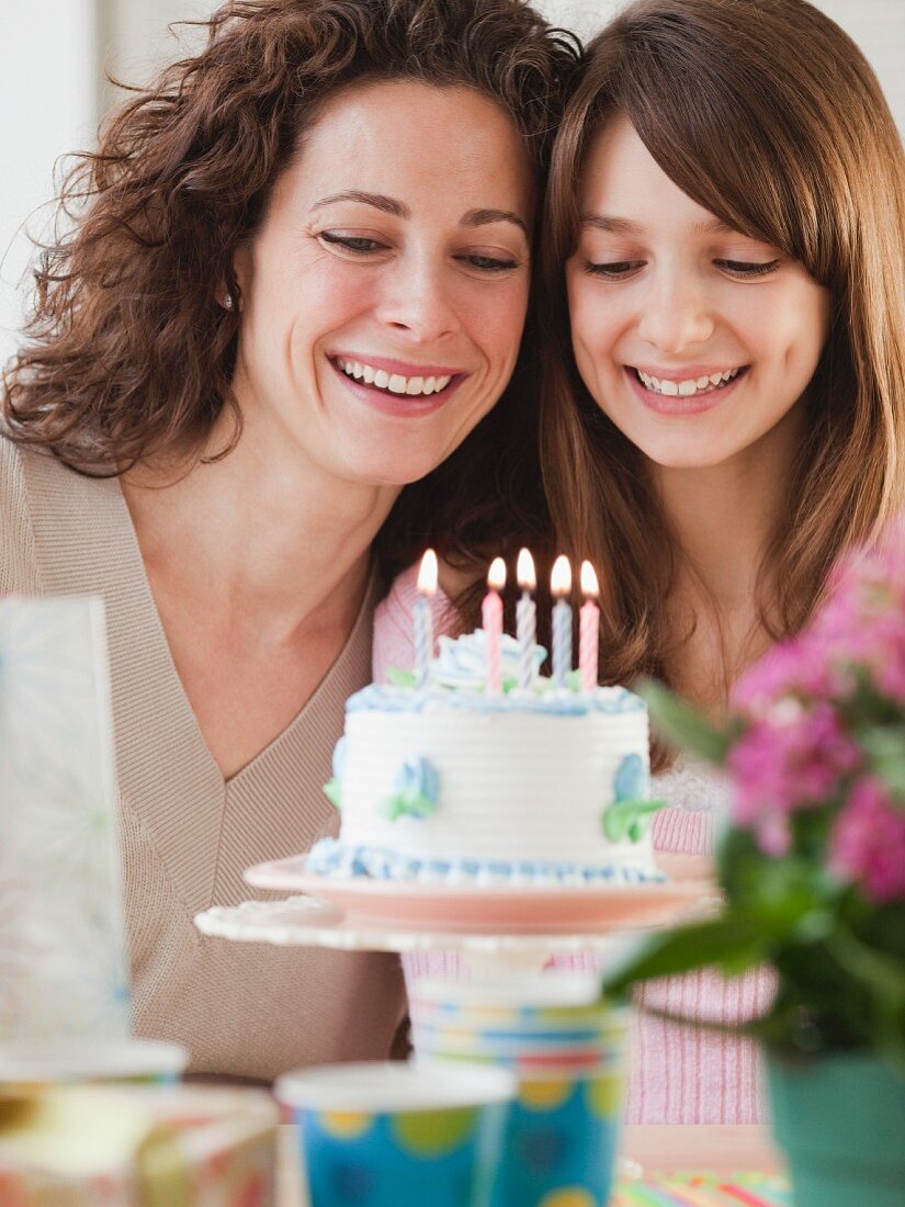 Mädchen feiert Geburtstag mit Mutter