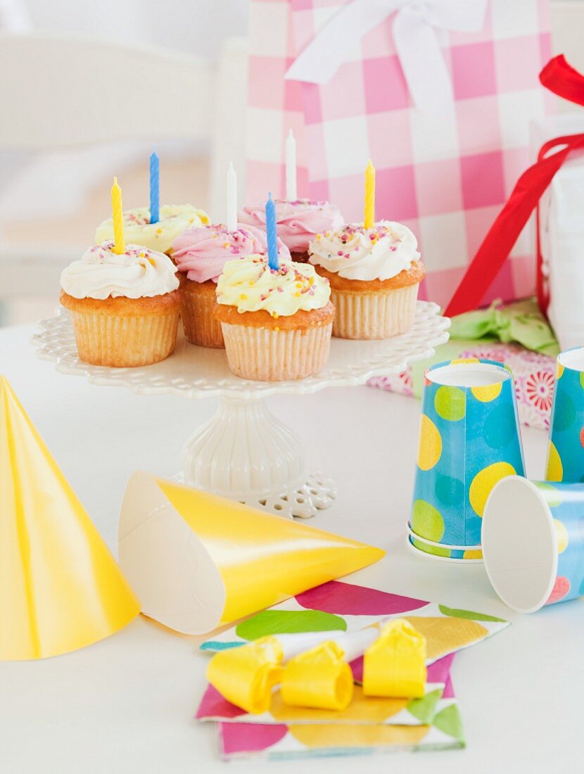 Cupcakes mit Kerzen und Dekoration für einen Kindergeburtstag