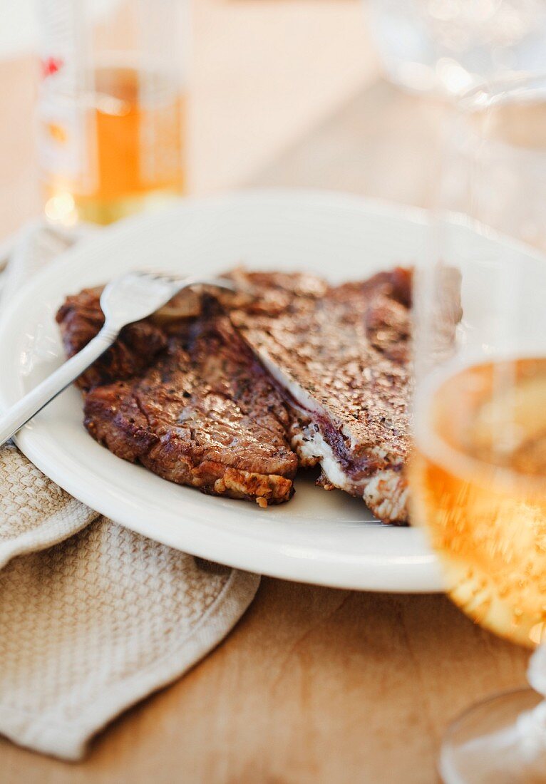 Gebratenes Schweinesteak und Bier